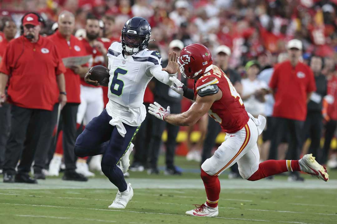 Jalen Milroe #6 of the Seattle Seahawks stiff-arms Cole Christiansen #48 of the Kansas City Chiefs. Photo: Scott Winters/Icon Sportswire/Getty Images.